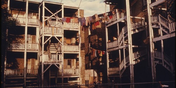 800px-HOUSING_AND_BACK_PORCHES_IN_THE_INNER_CITY_OF_UPTOWN_CHICAGO,_ILLINOIS,_A_NEIGHBORHOOD_OF_POOR_WHITE_SOUTHERNERS._THE…_-_NARA_-_555951